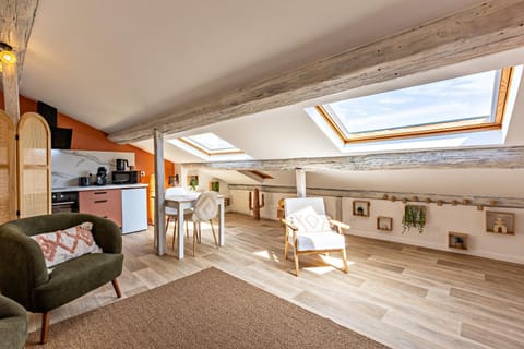 Kitchen or kitchenette, Living room, Seating area, Dining area
