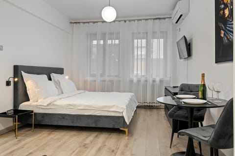 TV and multimedia, Photo of the whole room, Bedroom, air conditioner