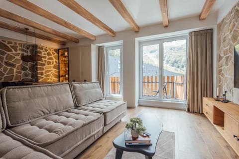 TV and multimedia, View (from property/room), Balcony/Terrace, Living room, Seating area