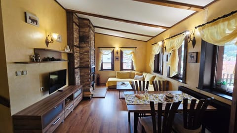 TV and multimedia, Seating area, Dining area, fireplace