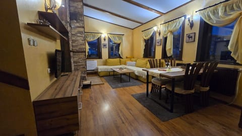 Communal lounge/ TV room, Living room, Evening entertainment, City view, River view