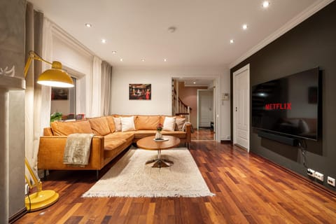 Communal lounge/ TV room, TV and multimedia, Living room, Seating area, Dining area, Evening entertainment