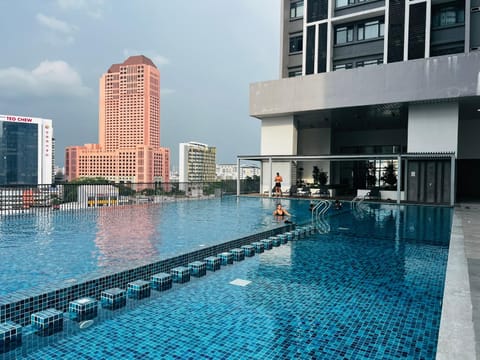 Property building, Day, Pool view, Swimming pool, sunbed