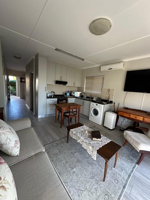 TV and multimedia, Kitchen or kitchenette, Living room, Seating area, Dining area, oven