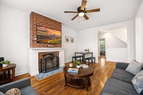 Cozy 2-Floor Home 5BR 3BA 2 Kitchens Backyard House in Louisville