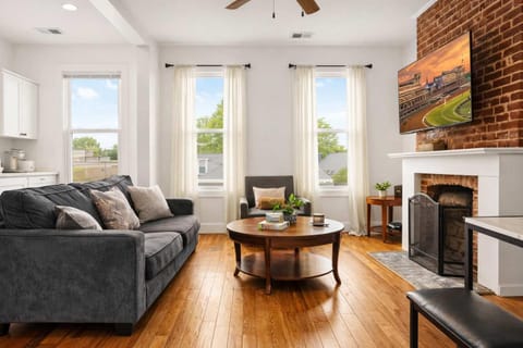 Cozy 2-Floor Home 5BR 3BA 2 Kitchens Backyard House in Louisville