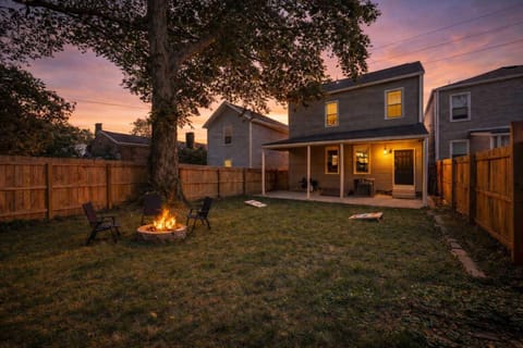 Cozy 2-Floor Home 5BR 3BA 2 Kitchens Backyard House in Louisville