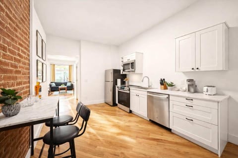 Cozy 2-Floor Home 5BR 3BA 2 Kitchens Backyard House in Louisville