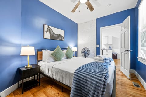 Cozy 2-Floor Home 5BR 3BA 2 Kitchens Backyard House in Louisville