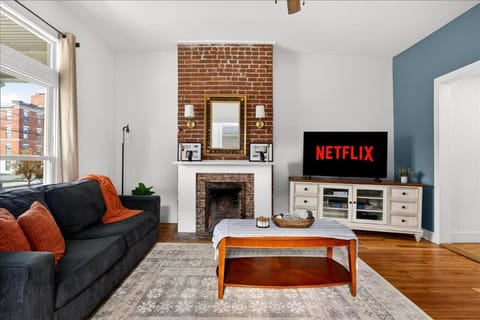 Cozy 2-Floor Home 5BR 3BA 2 Kitchens Backyard House in Louisville