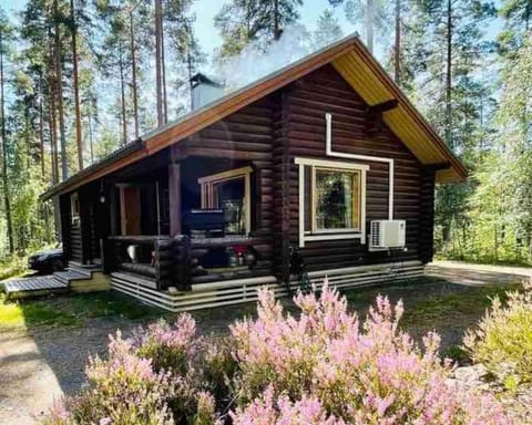 Uniikki lomamökki mäntymetsässä järven edustalla Chalet in Finland