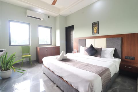 Bed, Photo of the whole room, Bedroom, air conditioner