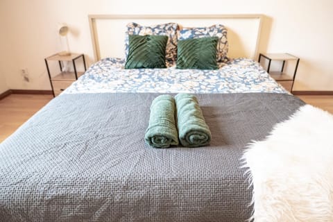 Bed, Bedroom, towels