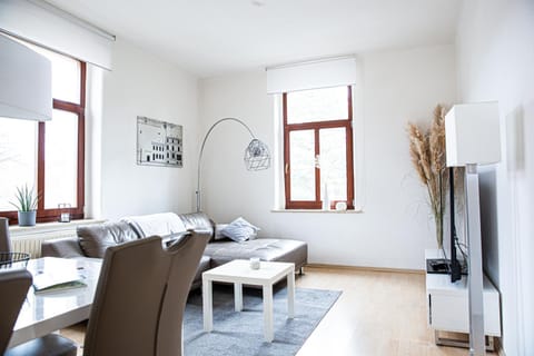 TV and multimedia, Living room, Seating area, Dining area, Evening entertainment