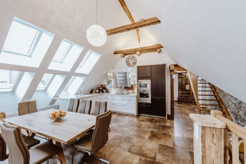 Kitchen or kitchenette, Dining area