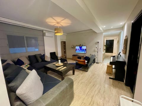 TV and multimedia, Living room, Seating area, Evening entertainment