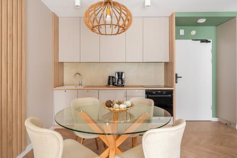 Coffee/tea facilities, Kitchen or kitchenette, Dining area, stove