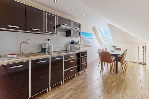 Coffee/tea facilities, Communal kitchen, stove, toaster, Internal: Not applicable to any particular room