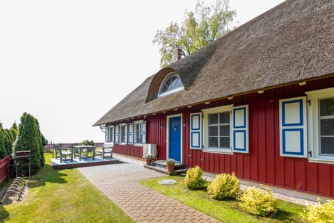Facade/entrance, BBQ facilities, Balcony/Terrace, Photo of the whole room