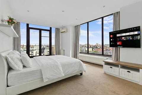 Bed, TV and multimedia, View (from property/room), Bedroom, City view, air conditioner