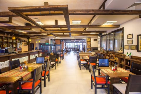 Restaurant/places to eat, Banquet/Function facilities