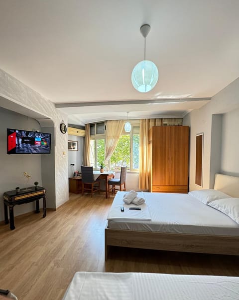 Communal lounge/ TV room, Bed, TV and multimedia, Living room, Photo of the whole room, Seating area, Evening entertainment, Bedroom