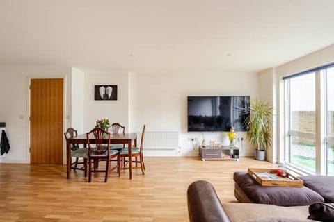 Communal lounge/ TV room, TV and multimedia, Living room, Seating area, Dining area, Evening entertainment