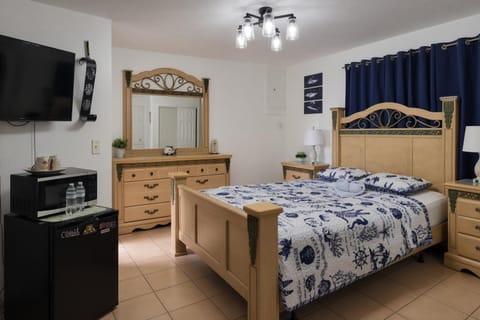 Bed, TV and multimedia, Photo of the whole room, Bedroom, microwave, minibar