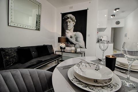 Seating area, Dining area