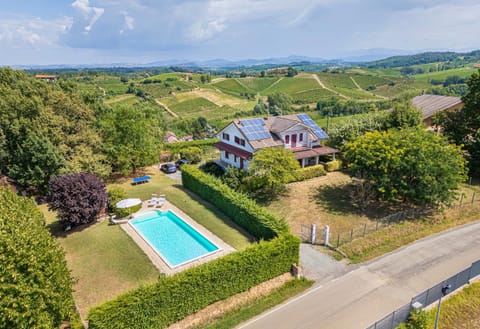 Property building, Day, Neighbourhood, Natural landscape, Bird's eye view, Garden, Pool view, Swimming pool, Parking, sunbed, acessibility