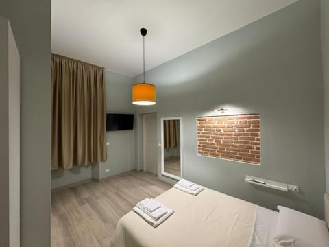 Bed, TV and multimedia, Bedroom, towels