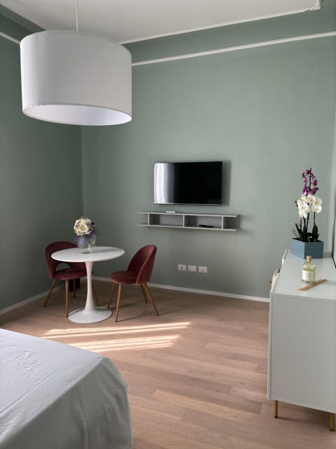 Bed, TV and multimedia, Seating area, Bedroom