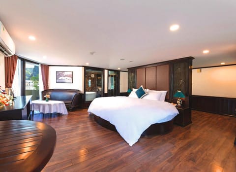 Bed, Living room, Photo of the whole room, Seating area, Bedroom
