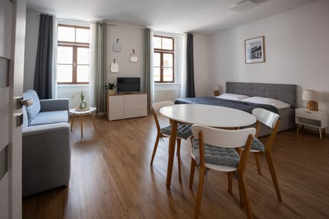 TV and multimedia, Seating area, Dining area