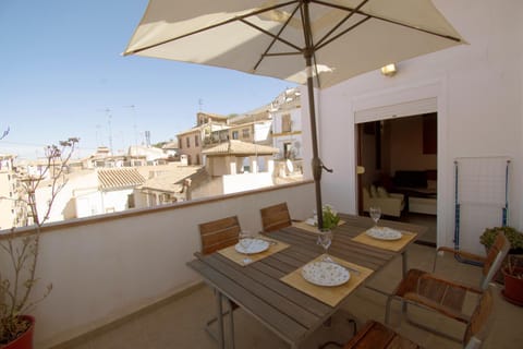 Day, View (from property/room), Balcony/Terrace, Seating area, Dining area, City view