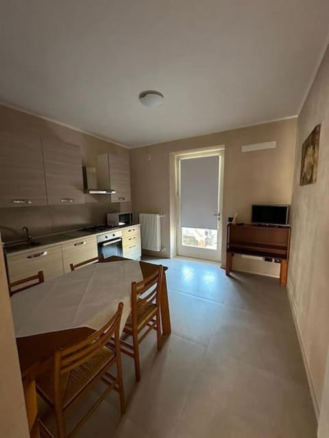 Kitchen or kitchenette, Dining area, stove
