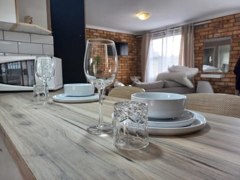 Kitchen or kitchenette, Seating area, Dining area, Drinks