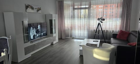 Communal lounge/ TV room, TV and multimedia, Living room, Seating area, Evening entertainment