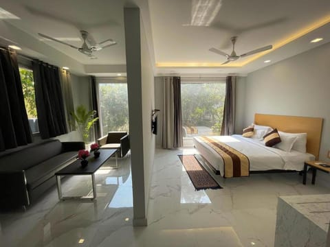 Bed, TV and multimedia, Photo of the whole room, Seating area, Bedroom, air conditioner
