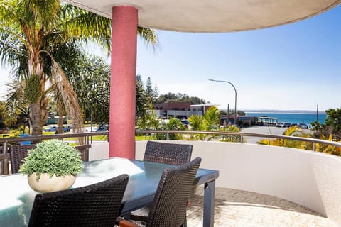 View (from property/room), Balcony/Terrace, Dining area, Sea view