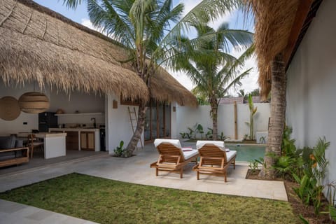 Patio, Communal lounge/ TV room, Day, Garden, Garden view, Pool view, Swimming pool, sunbed
