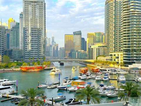 Property building, Nearby landmark, Communal lounge/ TV room, Off site, Day, Natural landscape, Activities, Evening entertainment, City view, Lake view, River view, Sea view, Location, Parking