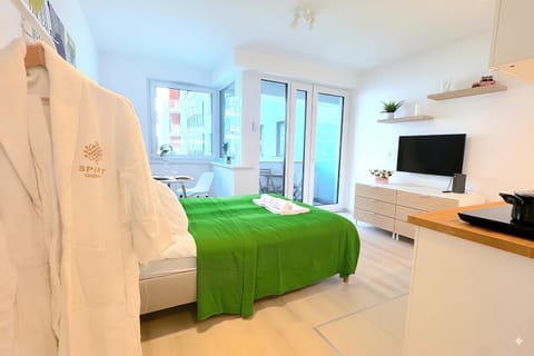 Bed, TV and multimedia, Photo of the whole room, towels, wardrobe