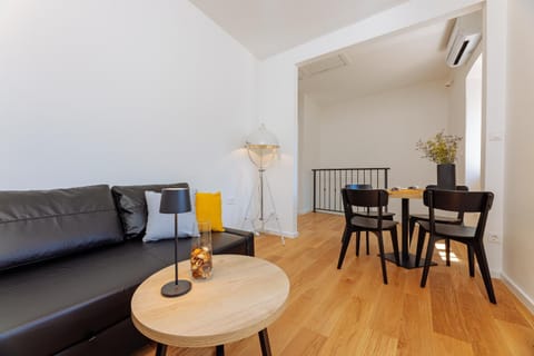 Living room, internet