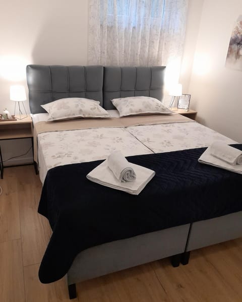 Bed, Bedroom, towels