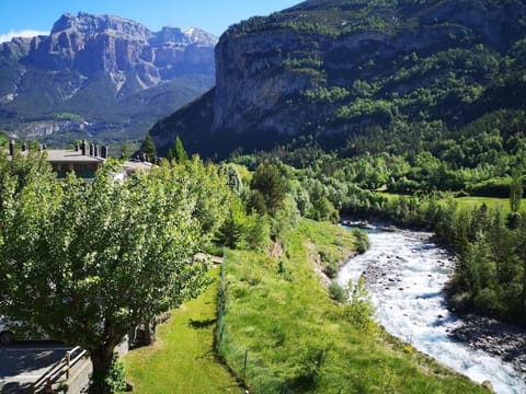 Nearby landmark, Off site, Natural landscape, Balcony/Terrace, Balcony/Terrace, River view