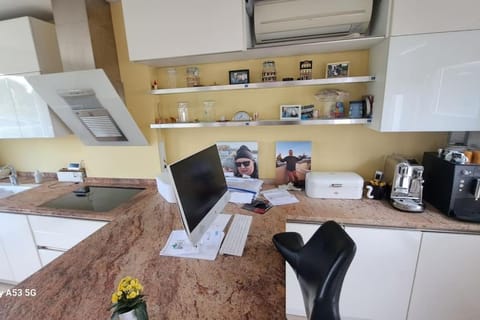 Coffee/tea facilities, Kitchen or kitchenette, oven, toaster