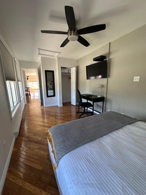 Bed, TV and multimedia, Photo of the whole room, Evening entertainment, Bedroom