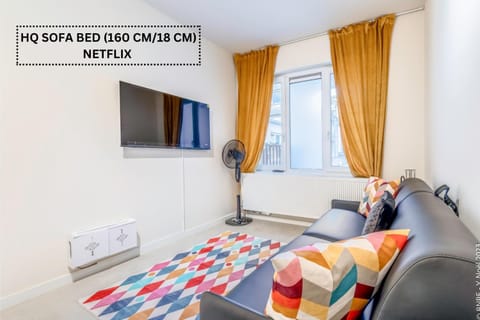 Communal lounge/ TV room, TV and multimedia, Living room, Seating area, Evening entertainment