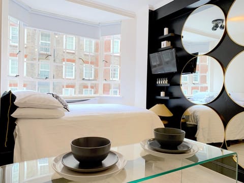 Bedroom, Breakfast